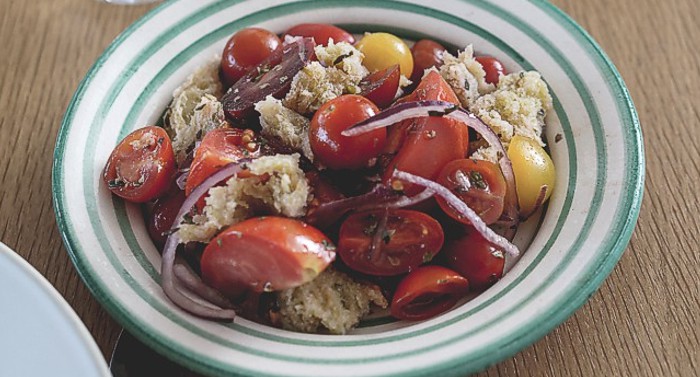 Salada de tomates e cebolas com pão Alentejano embebido em azeite